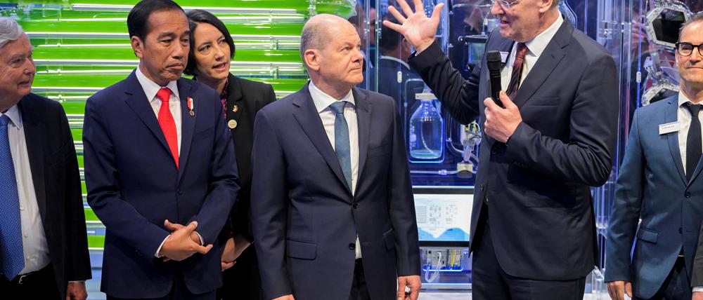 Bundeskanzler Olaf Scholz, der indonesische Präsident Joko Widodo und Festo-CEO Oliver Jung am Montag auf der Hannover Messe in Hannover.