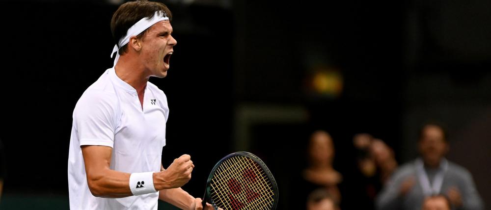 Der Deutsche Daniel Altmaier jubelt während des Spiels gegen den Schweizer Wawrinka. Altmaier gewann das Challenger-Turnier in Sarasota.