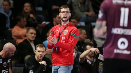 Nur so wenig fehlt. Füchse-Trainer Jaron Siewert geht optimistisch in das Rückspiel