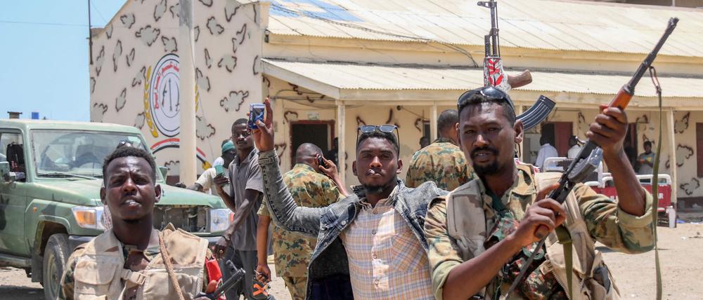 Unterstützer von General Abdel Fattah al Burhan geben sich siegessicher.