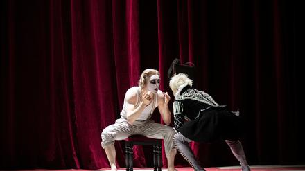 Im Clinch. Huw Montague Rendall als Hamlet (links) und Kjell Brutscheidt als Narr.
