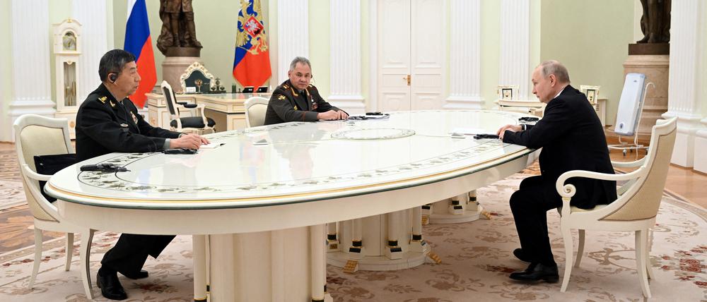 Russlands Präsident Wladimir Putin, Verteidigungsminister Sergei Shoigu und sein Amtskollege Li Shangfu bei einem Treffen Mitte April in Moskau.