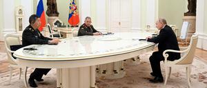 Russlands Präsident Wladimir Putin, Verteidigungsminister Sergei Shoigu und sein Amtskollege Li Shangfu bei einem Treffen Mitte April in Moskau.