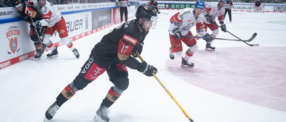 Tobias Eder ist mit dem Nationalteam gefordert, bevor er das Eisbären-Trikot überstreift.