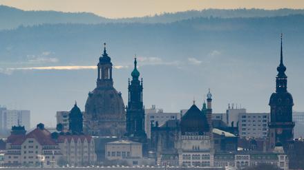 Blick auf die Innenstadt mit dem Hotel Maritim, dem ehemaligen Erlweinspeicher (l.-r.), dem Ständehaus, der Frauenkirche, der Hofkirche, der ehemaligen Zigarettenfabrik Yenidze und dem Hausmannsturm.