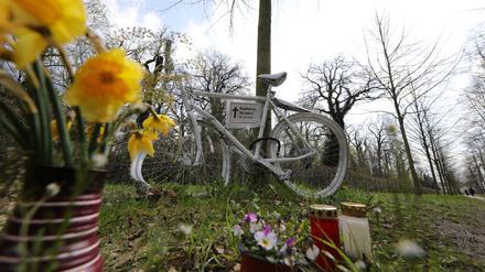 Ein Geisterfahrrad erinnert an den tödlichen Unfall im Juli 2022.