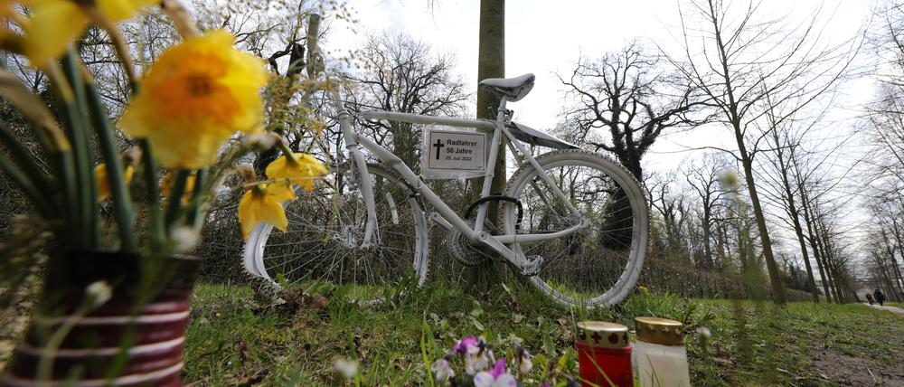 Ein Geisterfahrrad erinnert an den tödlichen Unfall im Juli 2022.