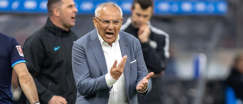 Cheftrainer Felix Magath von Hertha BSC ruft seinem Team gestikulierend etwas zu.