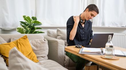 Arbeiten vom Sofa aus: Das klingt bequem, kann aber zu Verspannungen im Nacken führen. 