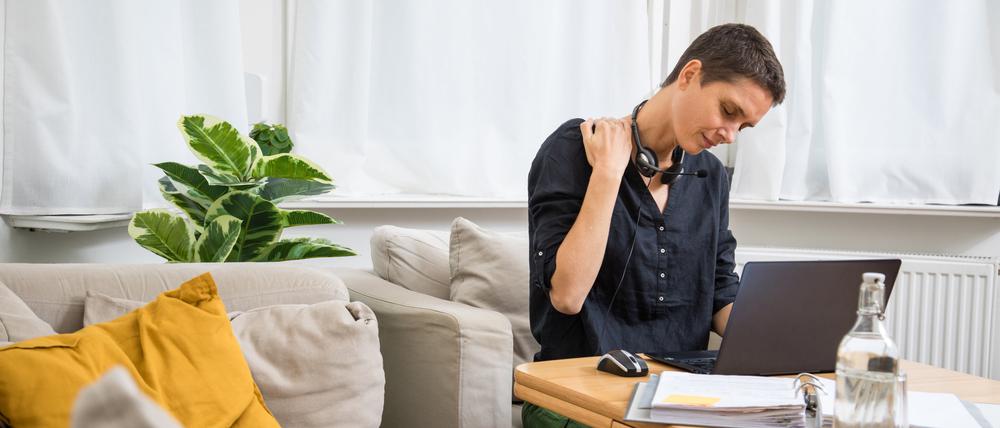 Arbeiten vom Sofa aus: Das klingt bequem, kann aber zu Verspannungen im Nacken führen. 
