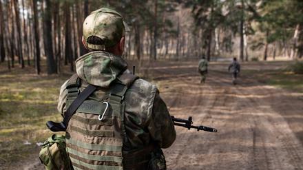 Russische Soldaten in ihren Stellungen bei Kreminna.