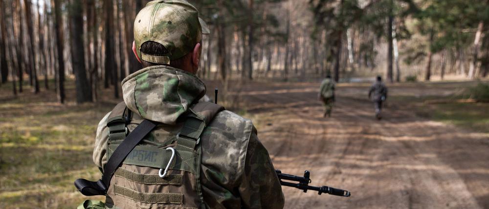 Russische Soldaten in ihren Stellungen bei Kreminna.