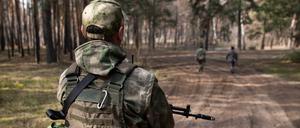 Russische Soldaten in ihren Stellungen bei Kreminna.
