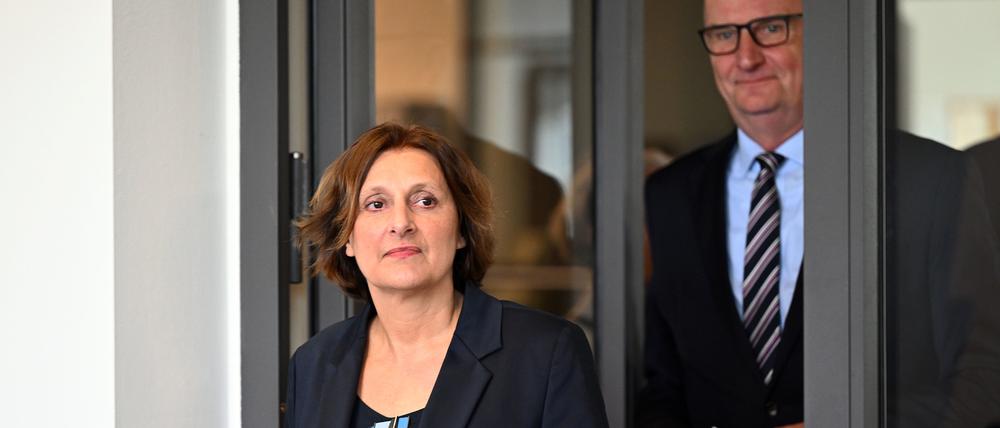 Britta Ernst auf dem Weg zu einer Pressekonferenz in der Staatskanzlei Brandenburg, bei der sie ihren sofortigen Rücktritt erklärt. Brandenburgs Ministerpräsident Dietmar Woidke (beide SPD) folgt ihr.