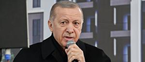 Der türkische Staatspräsident Recep Tayyip Erdogan spricht auf einer Kundgebung in Diyarbakir.