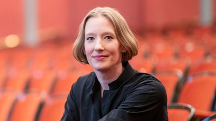Dirigentin Joana Mallwitz sitzt im Opernhaus des Staatstheaters Nürnberg im Zuschauerbereich.  