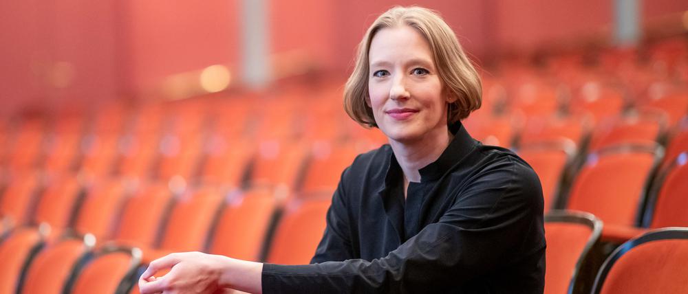 Dirigentin Joana Mallwitz sitzt im Opernhaus des Staatstheaters Nürnberg im Zuschauerbereich.  