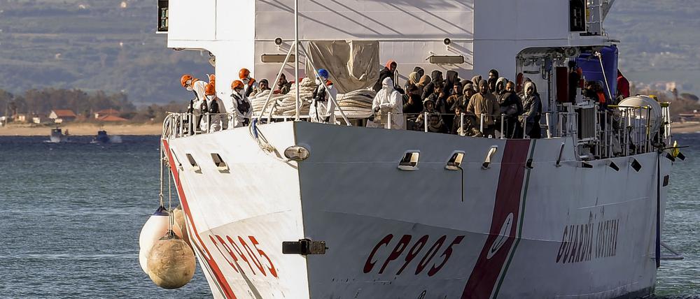 Das italienische Küstenwachenschiff «Peluso» nähert sich dem sizilianischen Hafen von Catania. 