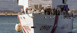 Das italienische Küstenwachenschiff «Peluso» nähert sich dem sizilianischen Hafen von Catania. 