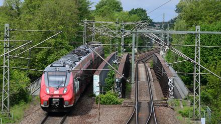 Eine Regionalbahn fährt über reine kleine Brücke der Habel in Richtung Hauptbahnhof und Griebnitzsee. 
