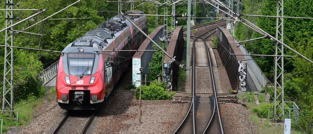 ARCHIV - 14.05.2020, Brandenburg, Potsdam: Eine Regionalbahn fährt über reine kleine Brücke der Habel in Richtung Hauptbahnhof und Griebnitzsee. (zu «Bahn-PK zu Angebot im Regional- und Fernverkehr») Foto: Soeren Stache/dpa-Zentralbild/dpa +++ dpa-Bildfunk +++