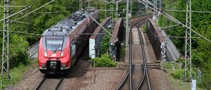 Eine Regionalbahn fährt über reine kleine Brücke der Habel in Richtung Hauptbahnhof und Griebnitzsee. 