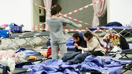 Zuhause auf Zeit: Kinder spielen auf Feldbetten in einem abgesperrten Bereich in der Messe. Dort befindet sich ein Ankunftszentrum für geflüchtete Menschen aus dem Kriegsgebiet.