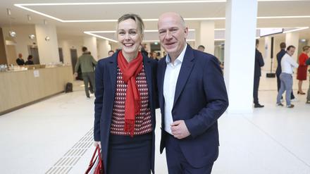 Kai Wegner (CDU), Vorsitzender der CDU Berlin, und Manja Schreiner, stellvertretende CDU-Landeschefin und Hauptgeschäftsführerin der Fachgemeinschaft Bau, im Rahmen eines Pressetermins zur Vorstellung des ausgehandelten Koalitionsvertrags. Zu den Schwerpunkten des schwarz-roten Regierungsprogramms gehören mehr Wohnungsbau, ein Milliardenprogramm für mehr Klimaschutz, eine Verwaltungsreform sowie eine bessere Ausstattung von Polizei und Feuerwehr.