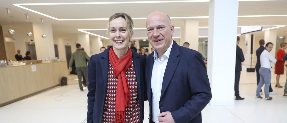 Kai Wegner (CDU), Vorsitzender der CDU Berlin, und Manja Schreiner, stellvertretende CDU-Landeschefin und Hauptgeschäftsführerin der Fachgemeinschaft Bau, im Rahmen eines Pressetermins zur Vorstellung des ausgehandelten Koalitionsvertrags. Zu den Schwerpunkten des schwarz-roten Regierungsprogramms gehören mehr Wohnungsbau, ein Milliardenprogramm für mehr Klimaschutz, eine Verwaltungsreform sowie eine bessere Ausstattung von Polizei und Feuerwehr.