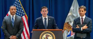 Michael J. Driscoll, Stellvertretender Direktor des New Yorker FBI-Büros, spricht auf einer Pressekonferenz.