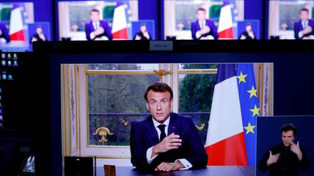 Ein Bild von Monitoren in einem Medienkontrollraum zeigt Emmanuel Macron, Präsident von Frankreich, während einer im Fernsehen übertragenen Ansprache an die Nation aus dem Elysee-Palast, nachdem er eine Rentenreform unterzeichnet hat. 