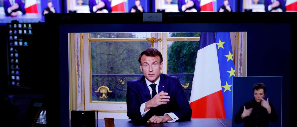 Ein Bild von Monitoren in einem Medienkontrollraum zeigt Emmanuel Macron, Präsident von Frankreich, während einer im Fernsehen übertragenen Ansprache an die Nation aus dem Elysee-Palast, nachdem er eine Rentenreform unterzeichnet hat.