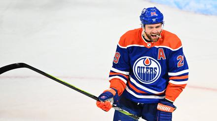 Wieder drin. Leon Draisaitl feiert eines seiner beiden Tore, die den Oilers aber nicht zum Sieg reichten. 