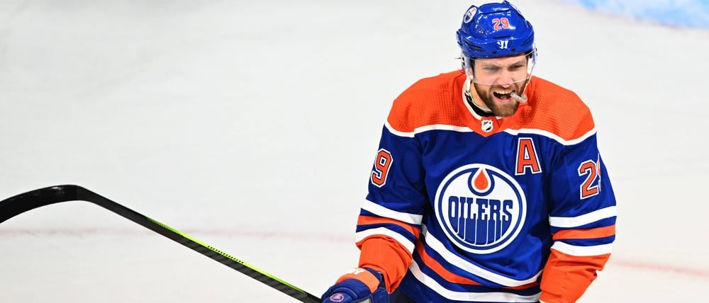 Wieder drin. Leon Draisaitl feiert eines seiner beiden Tore, die den Oilers aber nicht zum Sieg reichten.