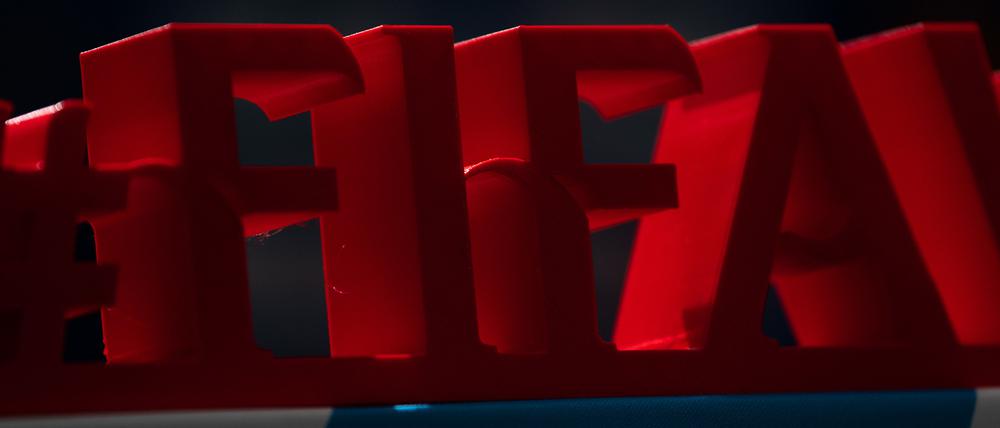 WM im TV, wo? Ein Plastikmodell des Schriftzugs Fifa. Bisher hat der Verband noch keinen TV-Vertrag für den deutschen Markt abgeschlossen.