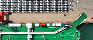 Autos am Hafen von Lianyungang in China.