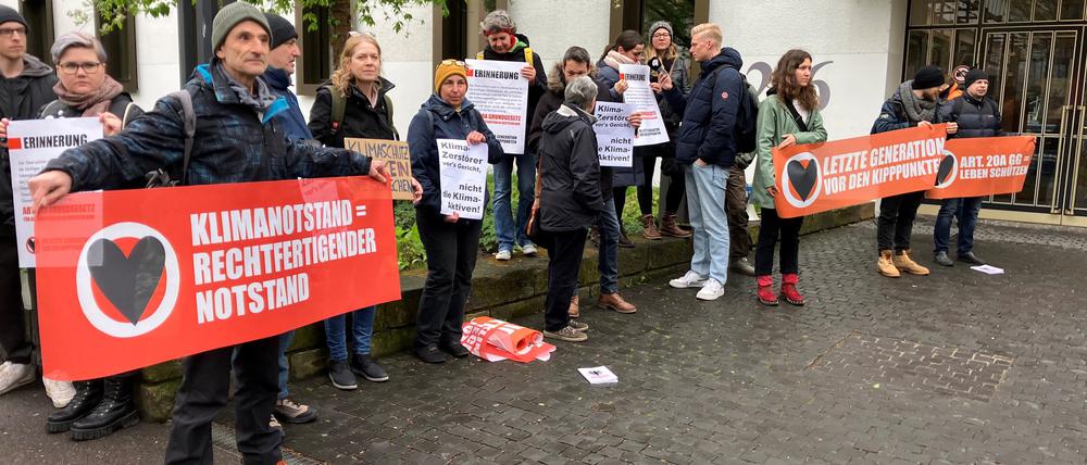 Unterstützer der Angeklagten demonstrieren vor dem Gericht in Heilbronn.