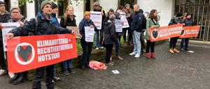 Unterstützer der Angeklagten demonstrieren vor dem Gericht in Heilbronn.