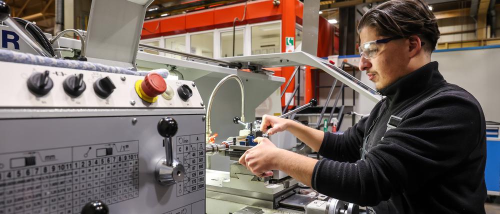 Auszubildender an einer Werkzeugmaschine im MAN Ausbildungszentrum.