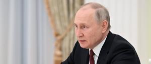 Wladimir Putin, Präsident von Russland, nimmt an einem Treffen mit dem chinesischenr Verteidigungsminister Li ihm im Kreml teil.