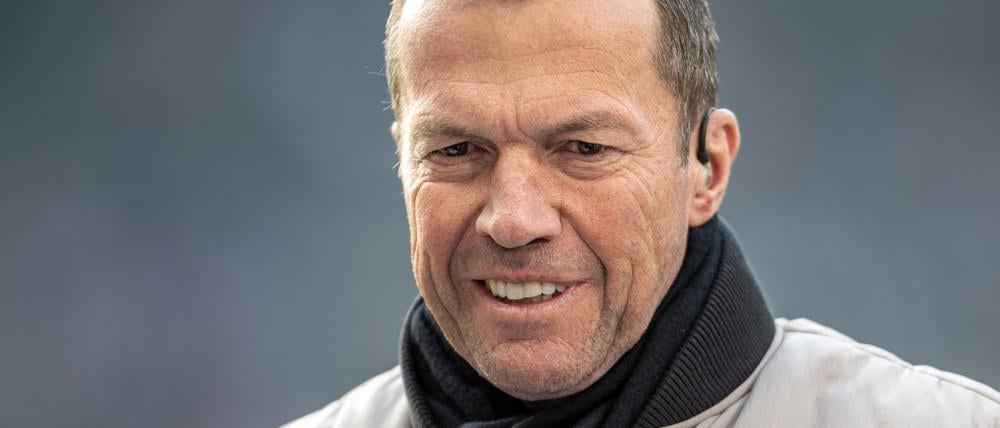 Lothar Matthäus spricht als Fußballexperte im Interview vor Beginn des Spiels.