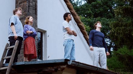 Im Angesicht des Feuerscheins. Leon (Thomas Schubert, v. l.), Nadja (Paula Beer), Felix (Langston Uibel) und Devid (Enno Trebs).