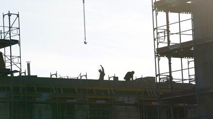 Bauarbeiter arbeiten auf einer Wohnungsbaustelle.