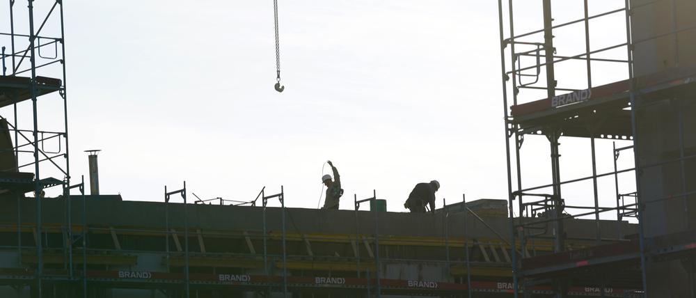 Bauarbeiter arbeiten auf einer Wohnungsbaustelle.