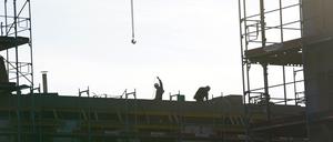 Bauarbeiter arbeiten auf einer Wohnungsbaustelle.