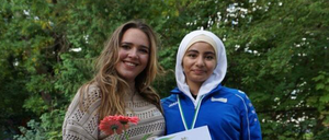 Katharina (links) und Fatima machen mit beim Tandem-Programm. 