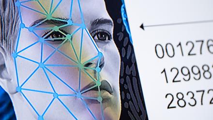 Eine Computergrafik zum Thema Gesichtserkennung vom bayerischen Landeskriminalamt.