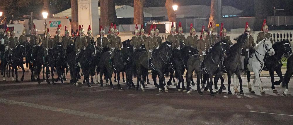 Angehörige des Militärs reiten auf der Mall vor dem Buckingham Palace im Zentrum Londons während einer nächtlichen Probe für die Krönung von König Charles III.