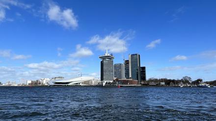 Blick auf das Wasser des Ej, das Filmmuseum und den A’dam Tower.