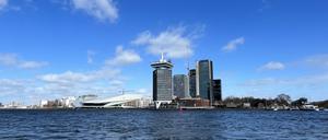 Blick auf das Wasser des Ej, das Filmmuseum und den A’dam Tower.